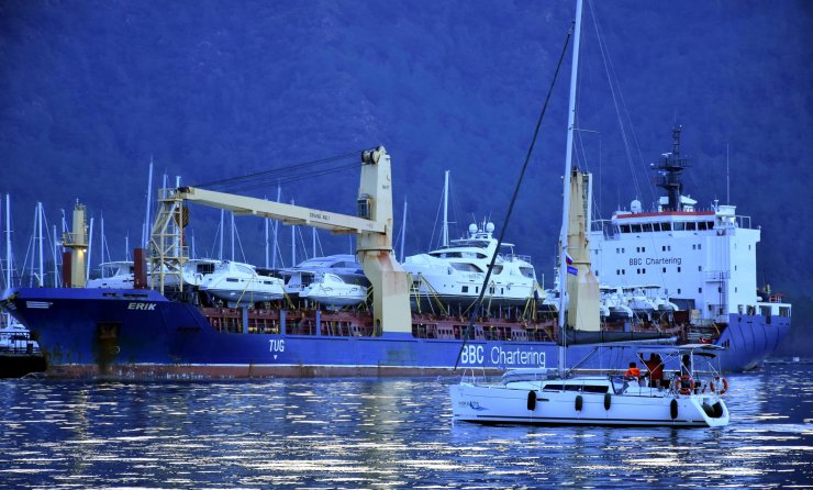 Bakımı yapılan lüks yatlar kargo gemisi ile gönderiliyor
