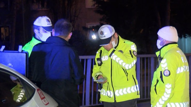 Bariyere  çarpan lüks cipte yangın çıktı, 2 kişi kazayı yara almadan atlattı  