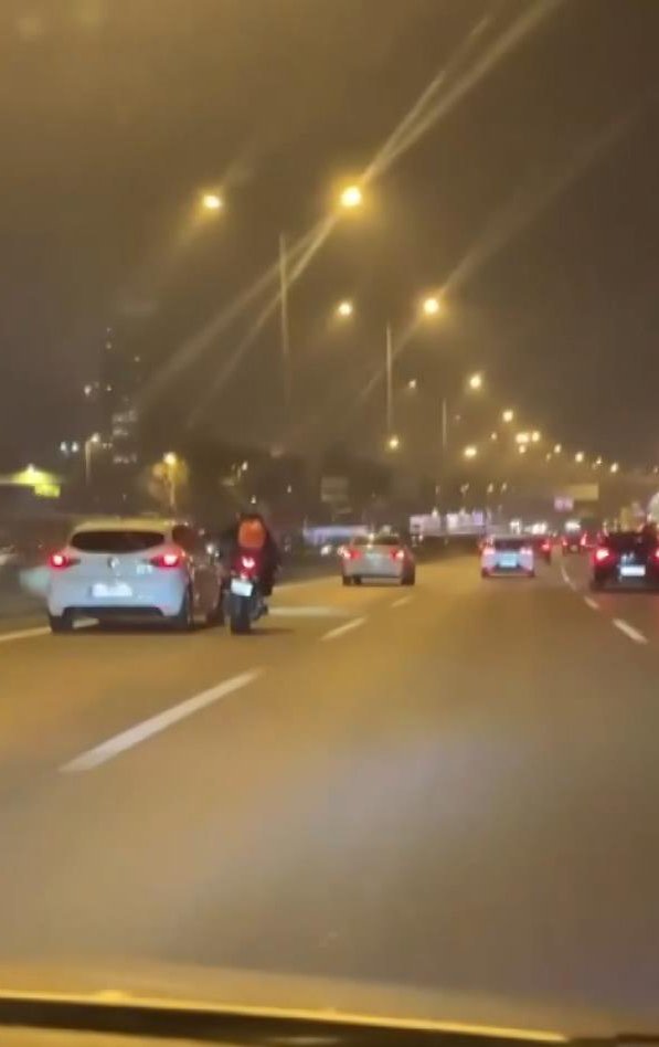 D-100 Karayolu'nda motosikletlinin tehlikeli yolculuğu