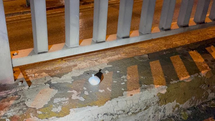 ‘Dur’ ihtarına uymayan sürücü uyuşturucuyu camdan atıp kaçtı ama takiple yakalandı