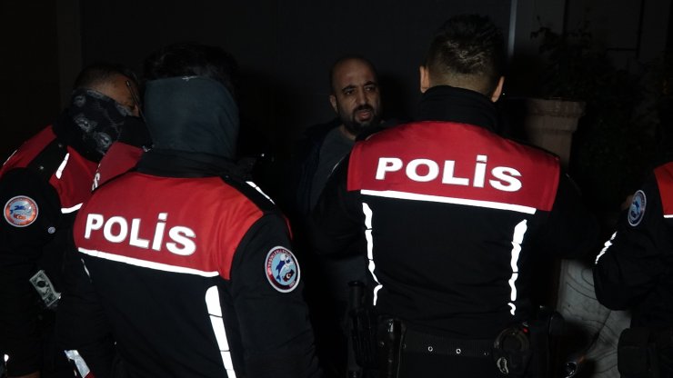 ‘Dur’ ihtarına uymayan sürücü uyuşturucuyu camdan atıp kaçtı ama takiple yakalandı