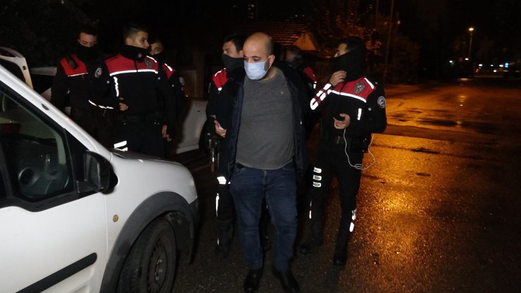 ‘Dur’ ihtarına uymayan sürücü uyuşturucuyu camdan atıp kaçtı ama takiple yakalandı