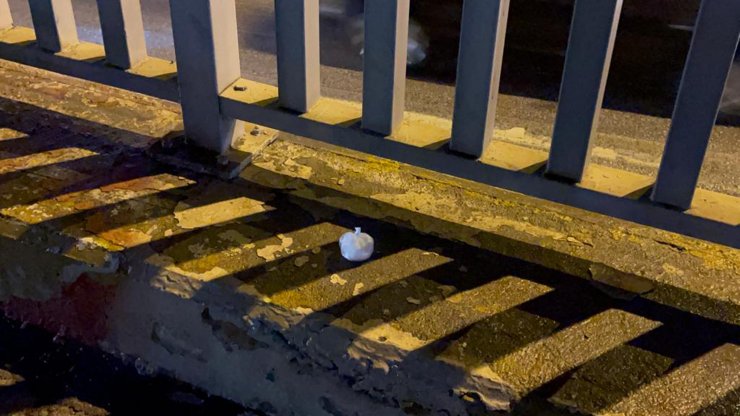 ‘Dur’ ihtarına uymayan sürücü uyuşturucuyu camdan atıp kaçtı ama takiple yakalandı
