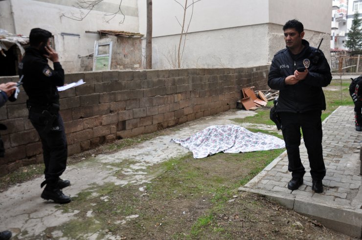 Eski polis memuru evinin bahçesinde ölü bulundu