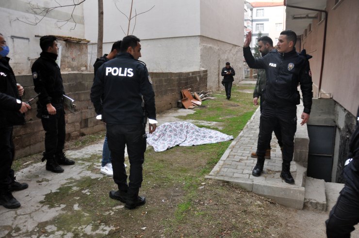 Eski polis memuru evinin bahçesinde ölü bulundu
