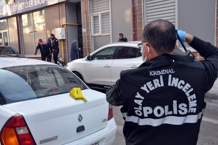 Eski polis memuru evinin bahçesinde ölü bulundu