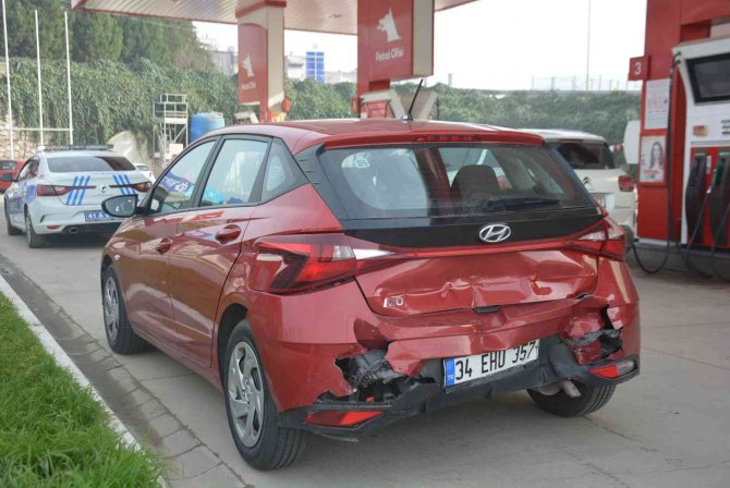 İzmit’te 3 araç kazaya karıştı: 2 yaralı