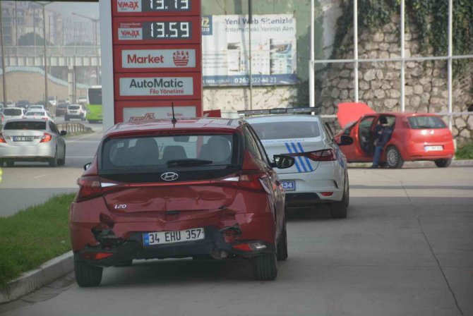 İzmit’te 3 araç kazaya karıştı: 2 yaralı