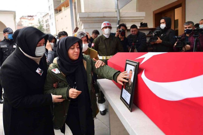 Şehidin cenaze namazını imam ağabeyi kıldırdı