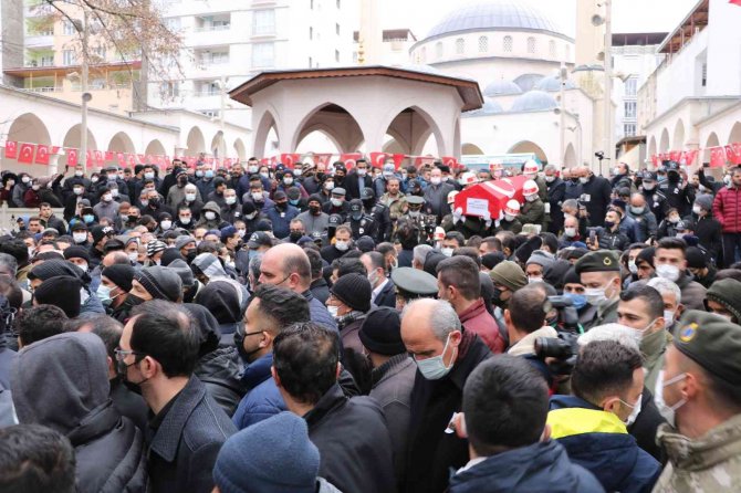 Şehidin cenaze namazını imam ağabeyi kıldırdı
