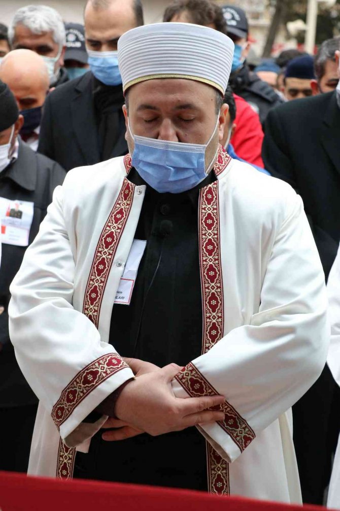Şehidin cenaze namazını imam ağabeyi kıldırdı