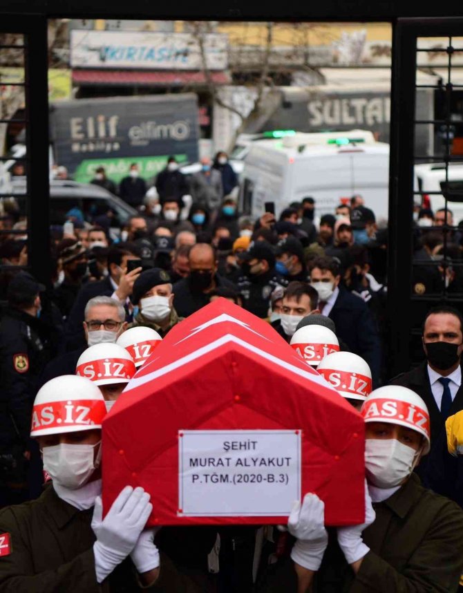 Şehidin cenaze namazını imam ağabeyi kıldırdı