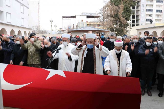 Şehidin cenaze namazını imam ağabeyi kıldırdı