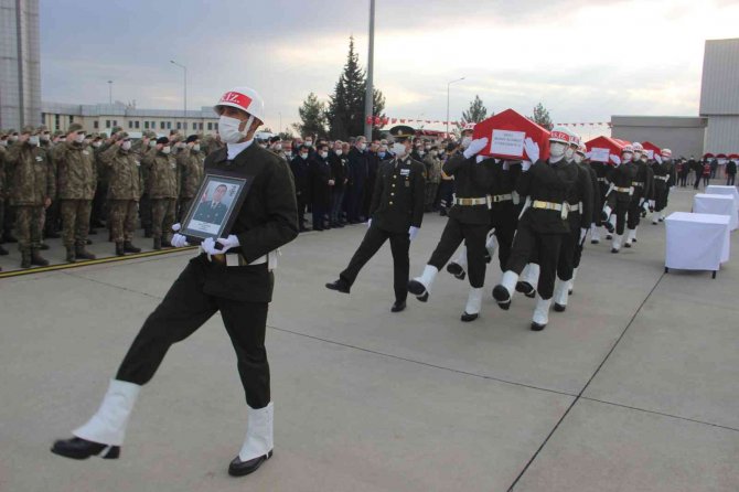 Şehitler törenle memleketlerine uğurlandı