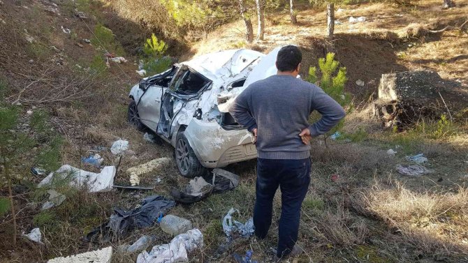 Sözleşmeli erlerin bulunduğu otomobil şarampole uçtu: 3 yaralı