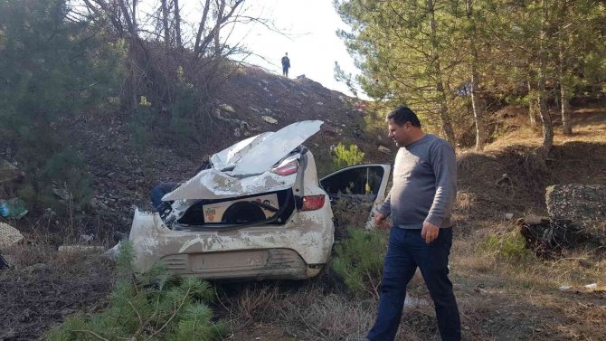 Sözleşmeli erlerin bulunduğu otomobil şarampole uçtu: 3 yaralı