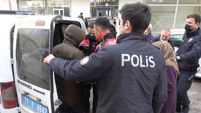 Tartıştığı karısını bacağından bıçakladı