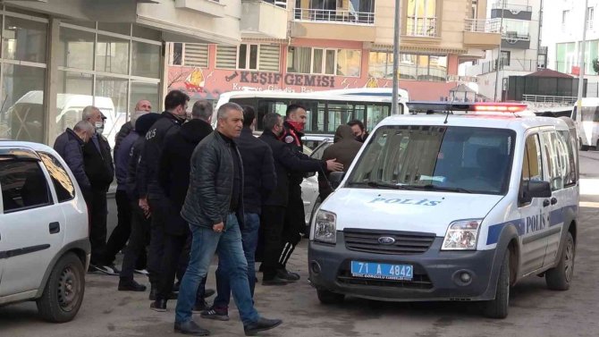 Tartıştığı karısını bacağından bıçakladı