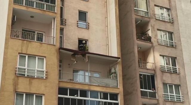 8'inci kattan 3'üncü kattaki balkon çatısına düştü!