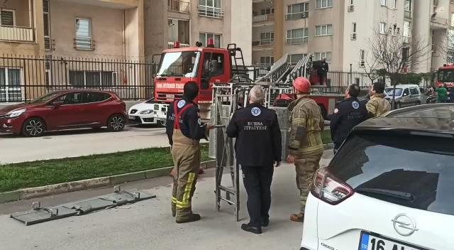 8'inci kattan 3'üncü kattaki balkon çatısına düştü!