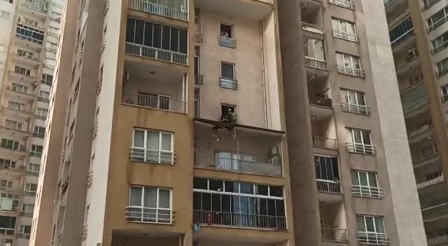 8'inci kattan 3'üncü kattaki balkon çatısına düştü!