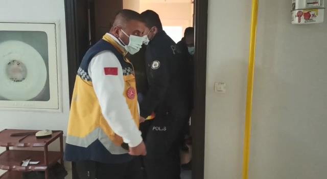 8'inci kattan 3'üncü kattaki balkon çatısına düştü!