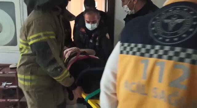 8'inci kattan 3'üncü kattaki balkon çatısına düştü!