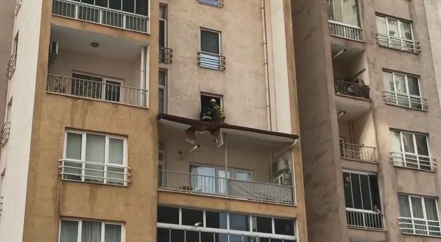 8'inci kattan 3'üncü kattaki balkon çatısına düştü!