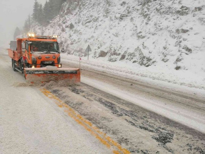 Antalya -Konya karayolunda kar kalınlığı 50 santime ulaştı