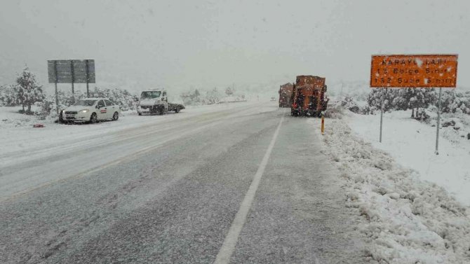 Antalya -Konya karayolunda kar kalınlığı 50 santime ulaştı