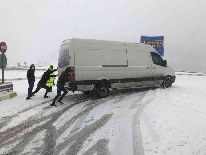 Antalya -Konya karayolunda kar kalınlığı 50 santime ulaştı