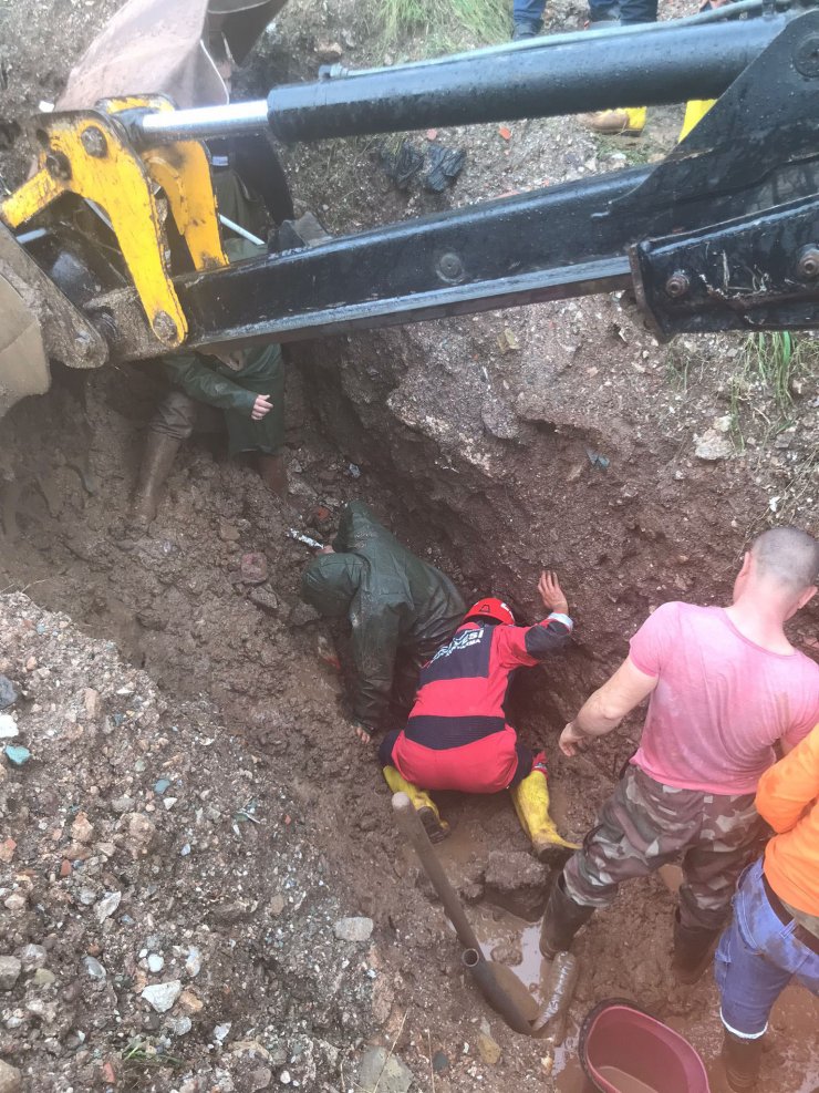 Göçükte, toprak altında kalan işçi kurtarıldı