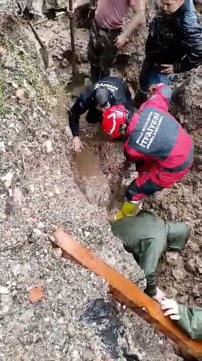 Göçükte, toprak altında kalan işçi kurtarıldı