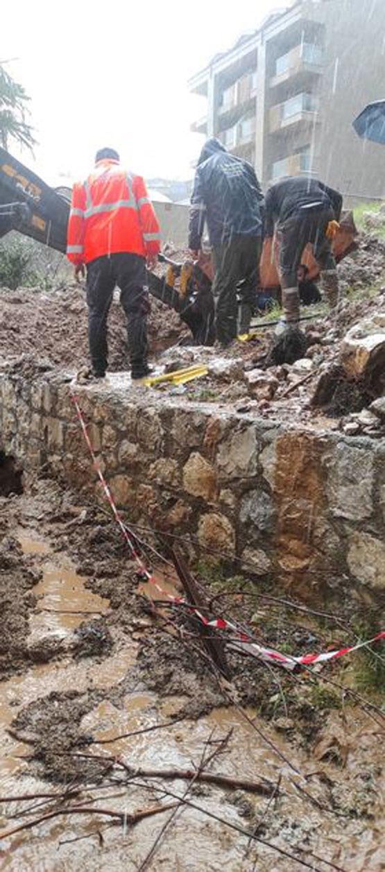Göçükte, toprak altında kalan işçi kurtarıldı