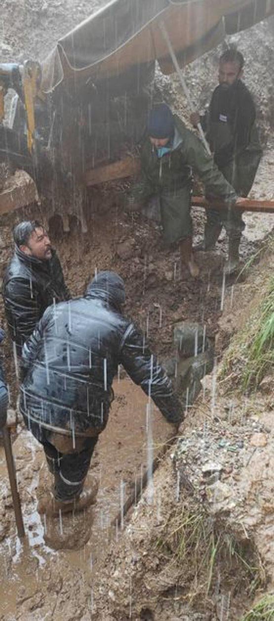 Göçükte, toprak altında kalan işçi kurtarıldı