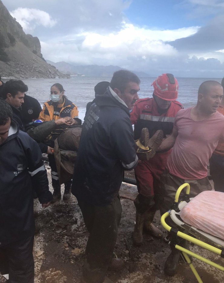 Göçükte, toprak altında kalan işçi kurtarıldı