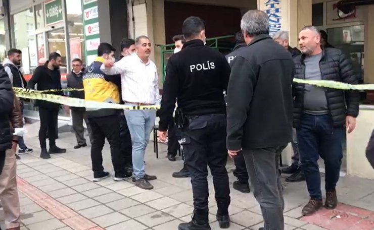 Husumetlisini bacaklarından bıçakladı