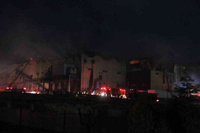 Karaman’da bisküvi fabrikasındaki yangın söndürüldü