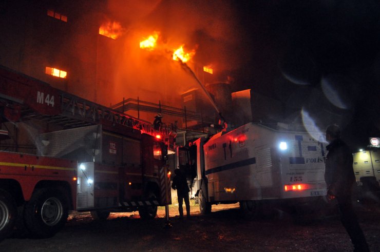 Karaman'daki bisküvi fabrikasında yangın 4,5 saatte söndürüldü