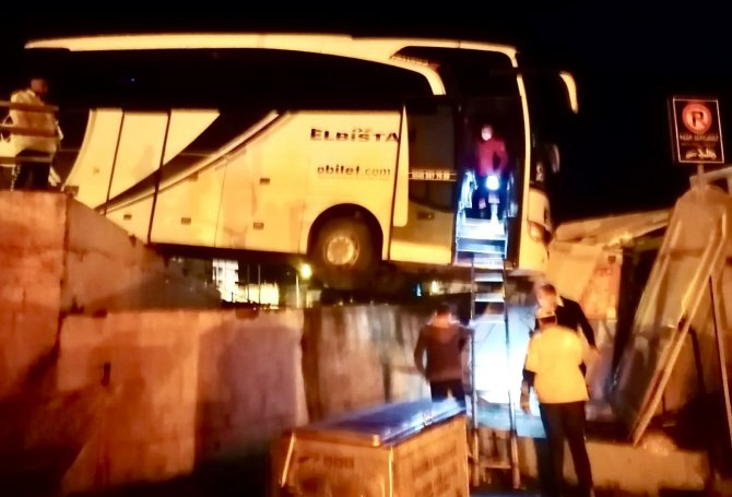 Kaza yapan otobüs köprüde askıda kaldı:2 hafif yaralı