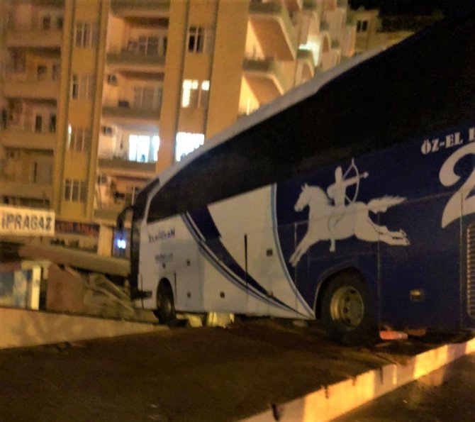 Kaza yapan otobüs köprüde askıda kaldı:2 hafif yaralı