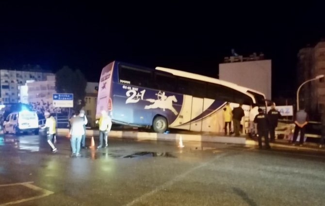 Kaza yapan otobüs köprüde askıda kaldı:2 hafif yaralı