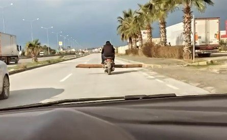 Motosikletiyle taşıdığını görenler gözlerine inanamadı