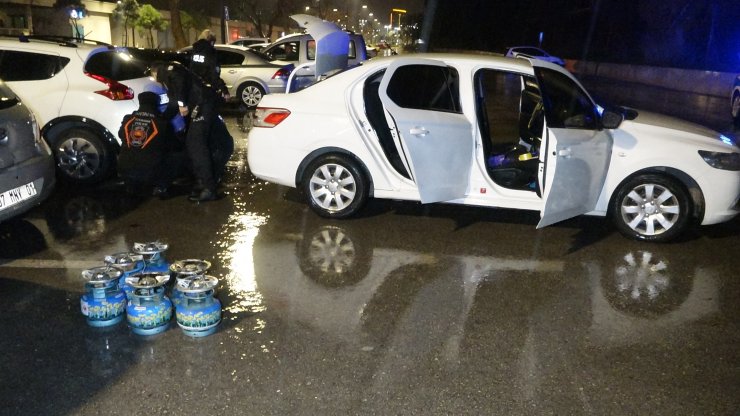 Otomobilde intihara kalkıştı