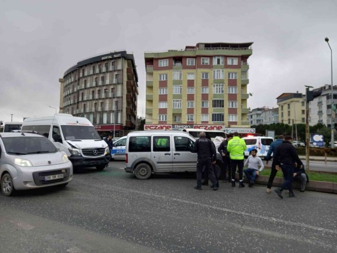 Servis minibüsü ile sivil polis aracı çarpıştı: 2 yaralı