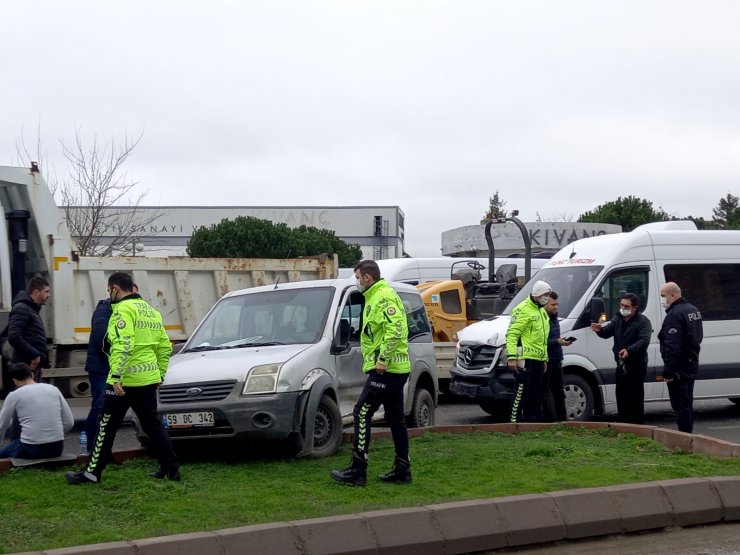 Servis minibüsünün çaptığı araçtaki 2 polis yaralandı