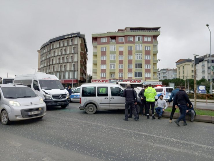 Servis minibüsünün çaptığı araçtaki 2 polis yaralandı