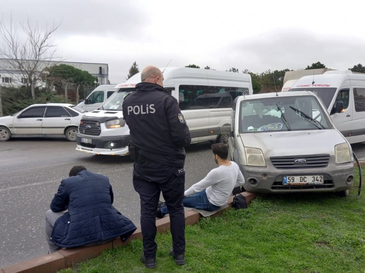 Servis minibüsünün çaptığı araçtaki 2 polis yaralandı