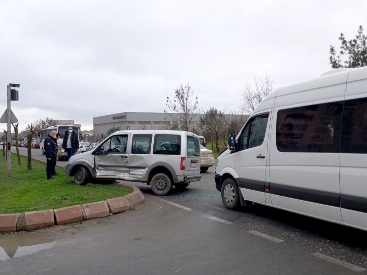Servis minibüsünün çaptığı araçtaki 2 polis yaralandı