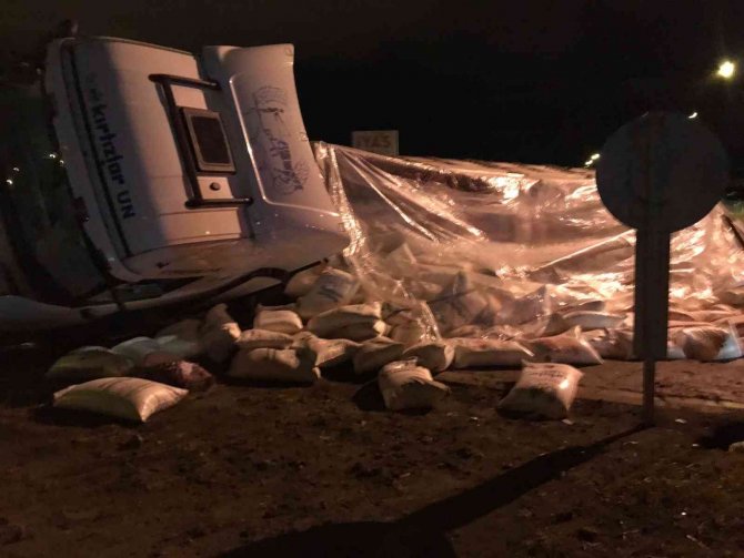 Un yüklü tır devrildi, faciadan dönüldü